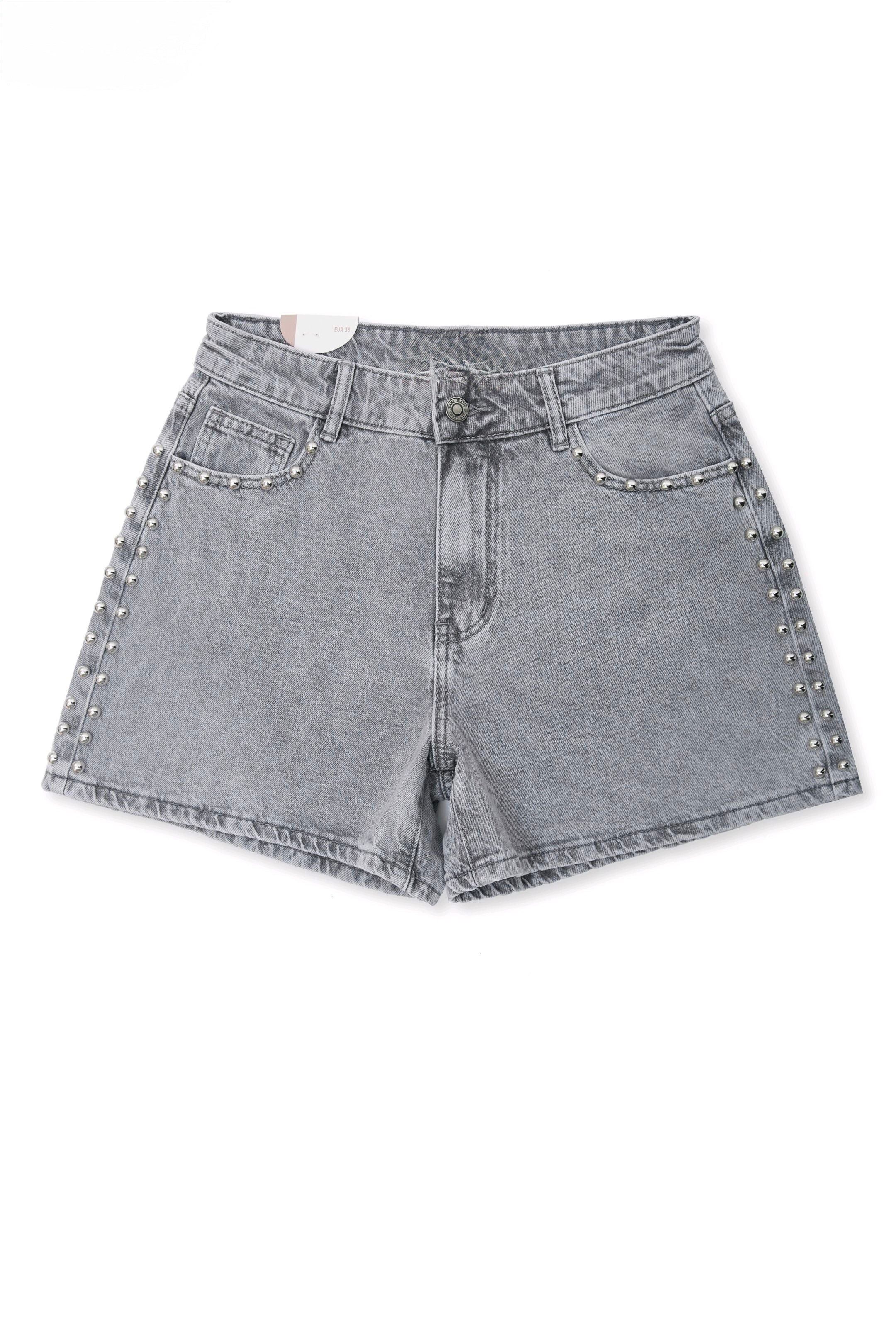 Short korte broek met studs aan de zijkanten en op de broekzakken in een grijze kleur