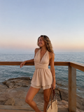 Korte playsuit met halterbandjes en overslag detail in beige kleur