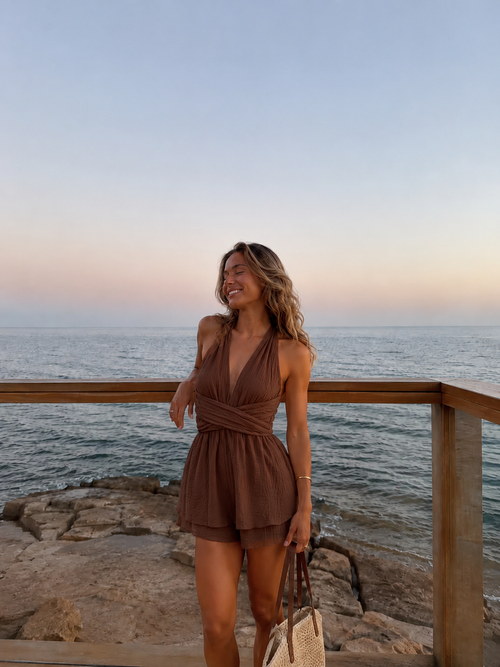 Korte playsuit met halterbandjes en overslag detail in bruine kleur