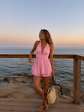Korte playsuit met halterbandjes en overslag detail in roze kleur