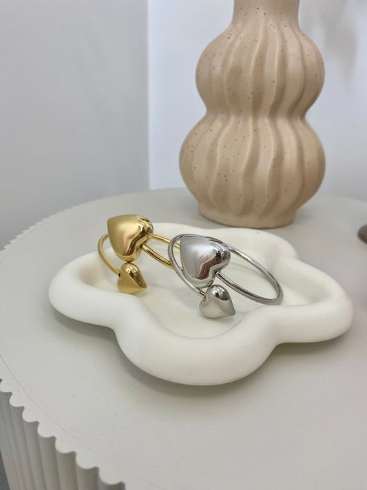 Statement bangle met harten in goud en zilver