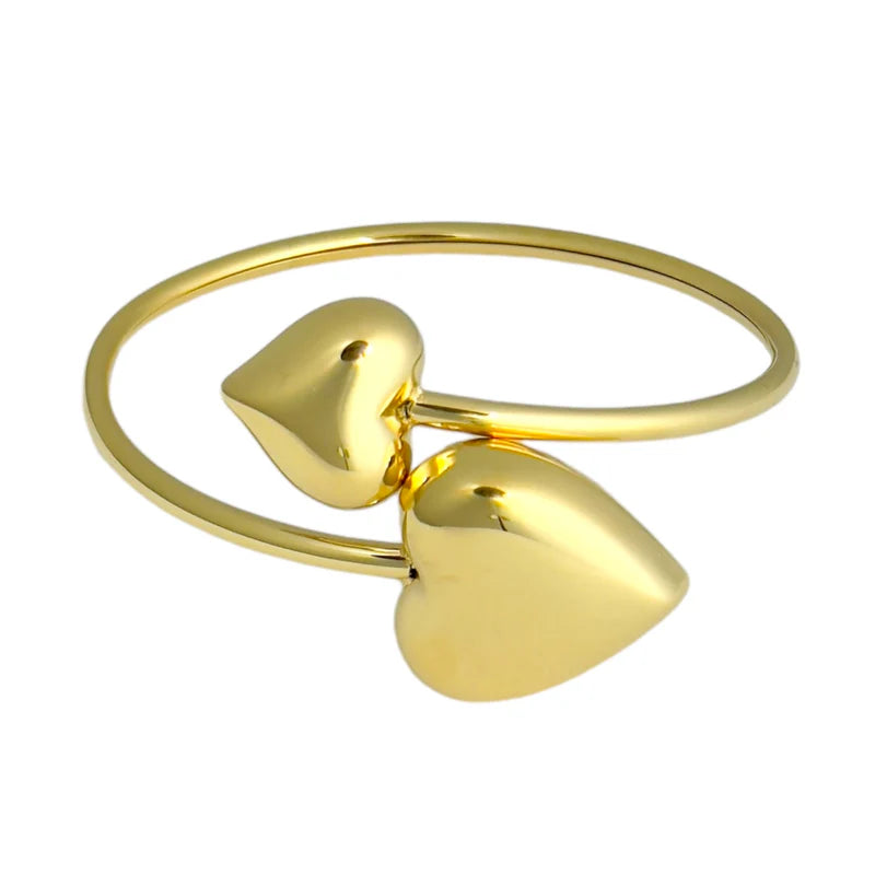 Statement bangle met harten in goud