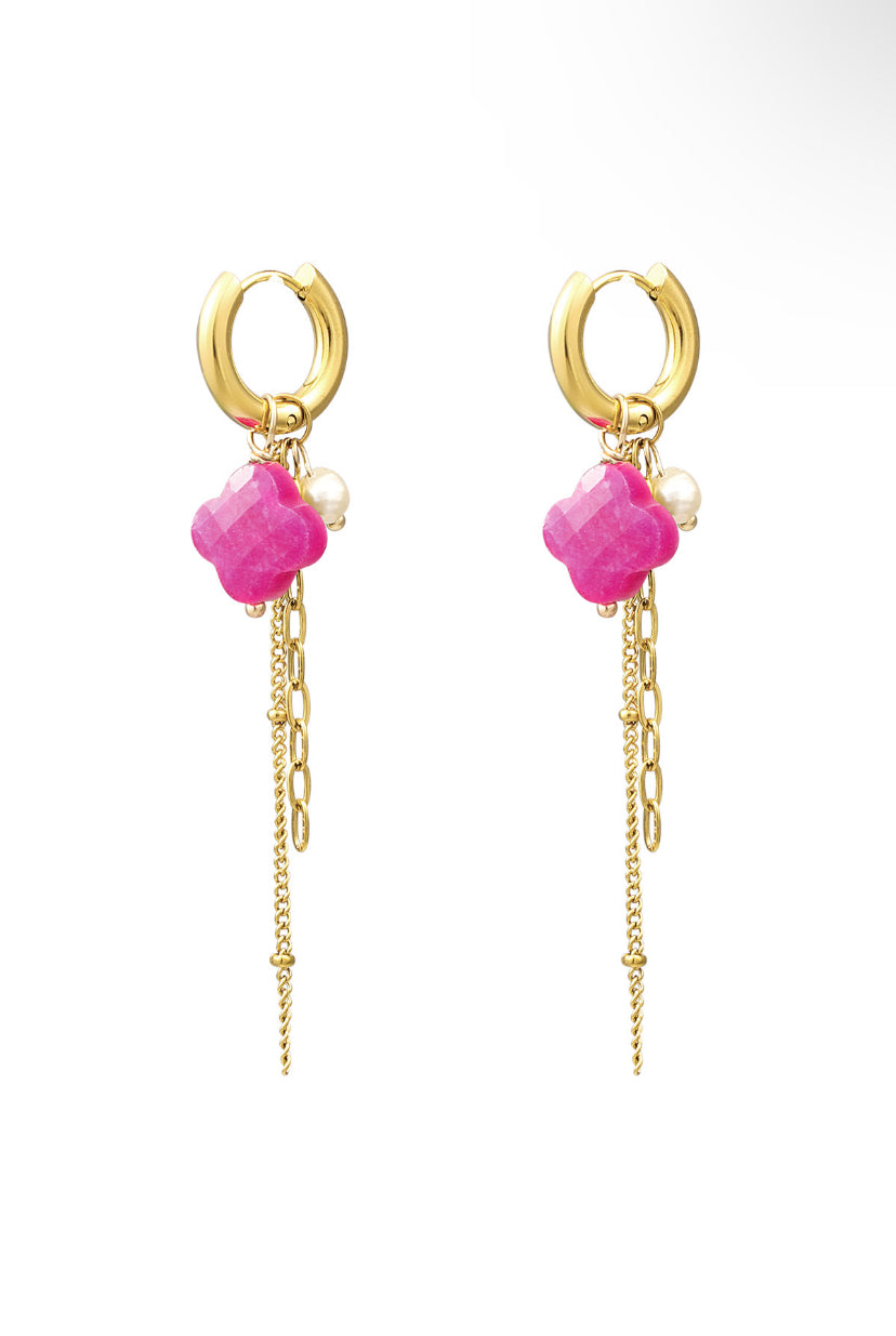 Statement oorhangers goud met roze klavers