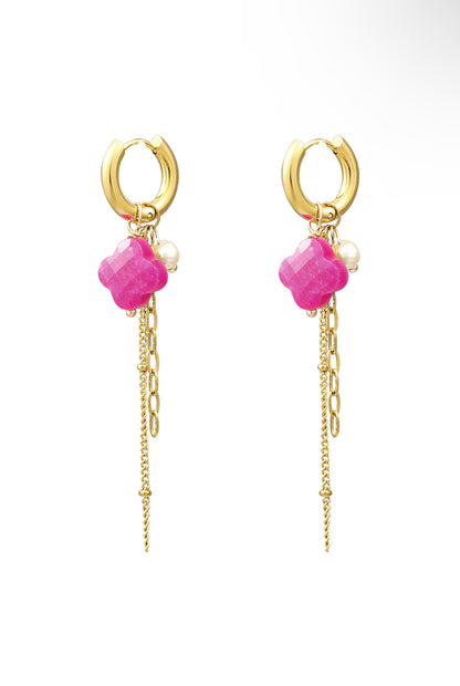 Statement oorhangers goud met roze klavers