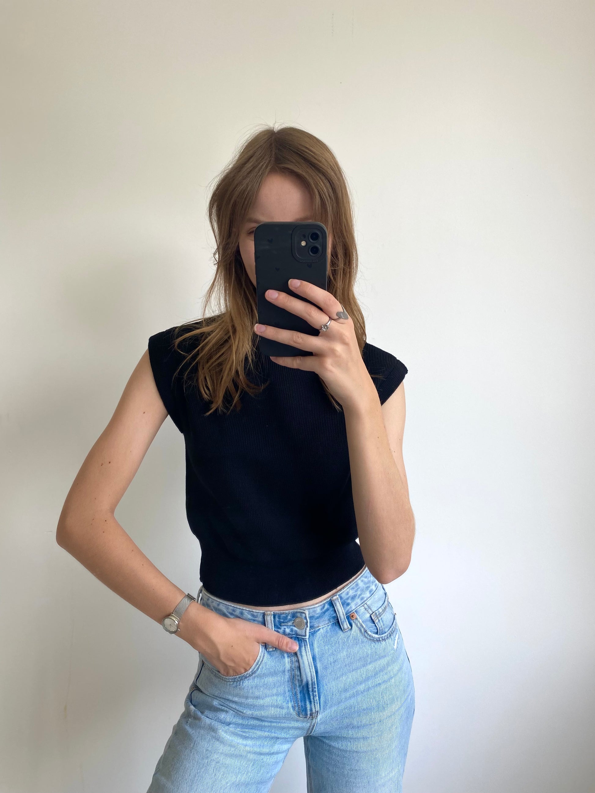 Mouwloze top van sweater stof in het zwart