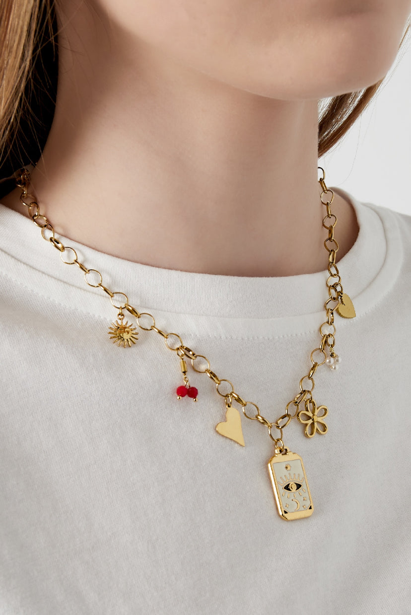 Enchanted elegance ketting goud met bedels op model