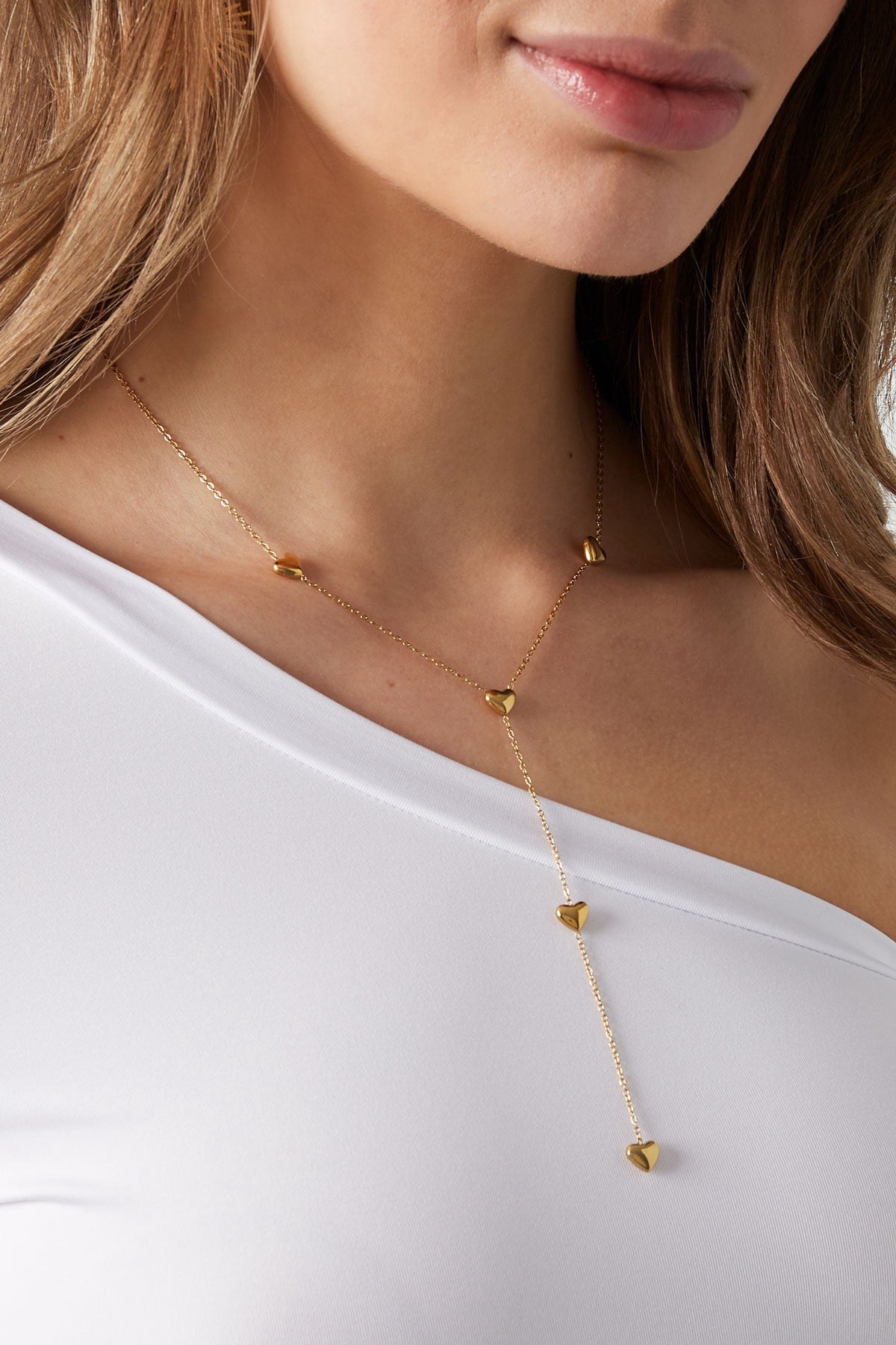 Ketting met lang stuk en kleine hartjes goud