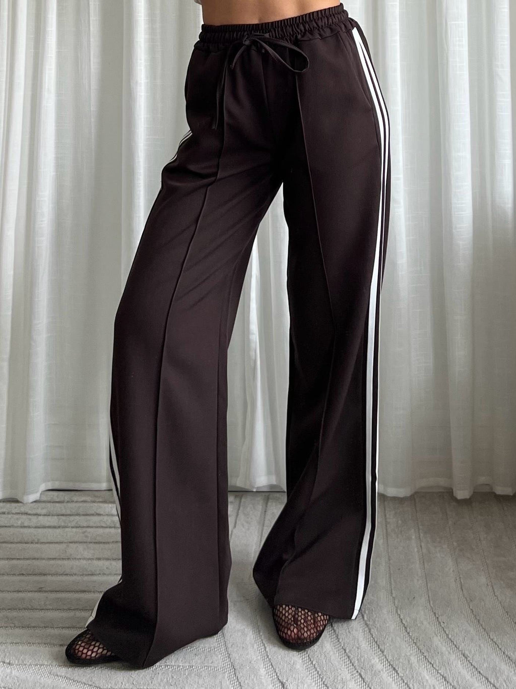 Bruine broek pantalon met strepen aan de zijkant