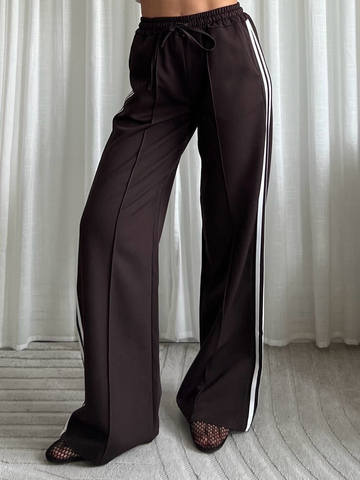 Bruine broek pantalon met strepen aan de zijkant
