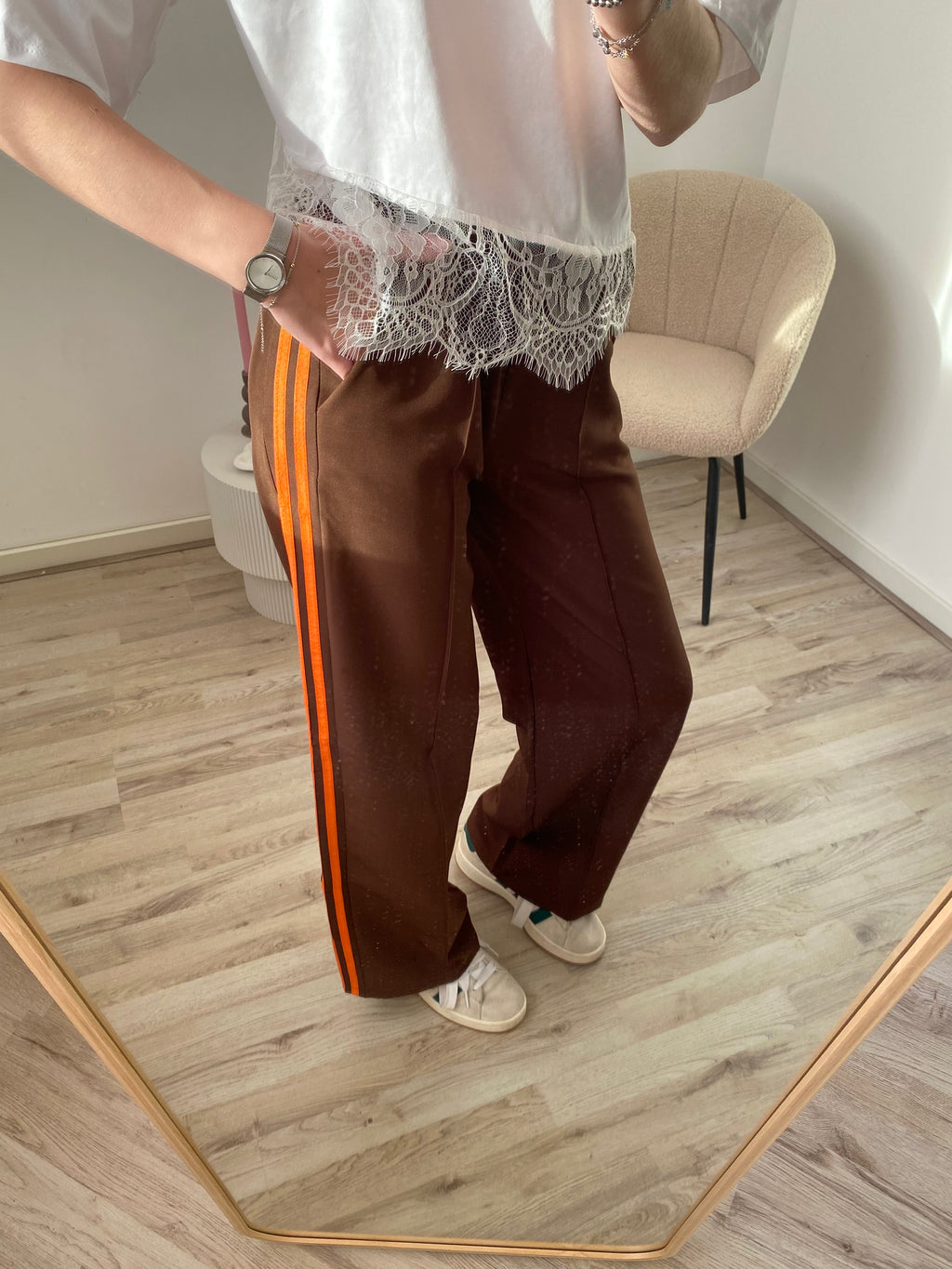 Pantalon broek in bruine kleur met streep in oranje kleur 