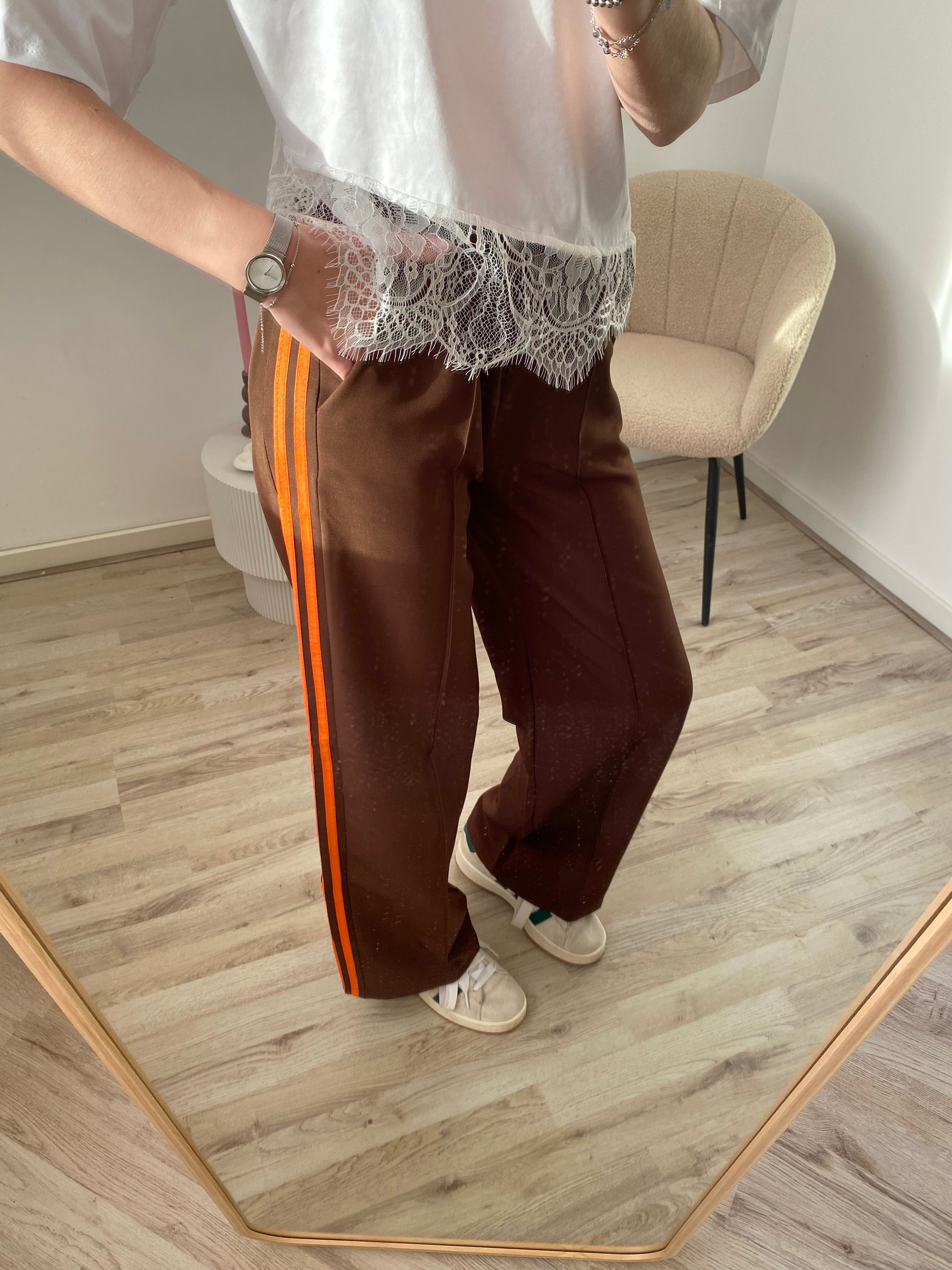 Pantalon broek in bruine kleur met streep in oranje kleur 