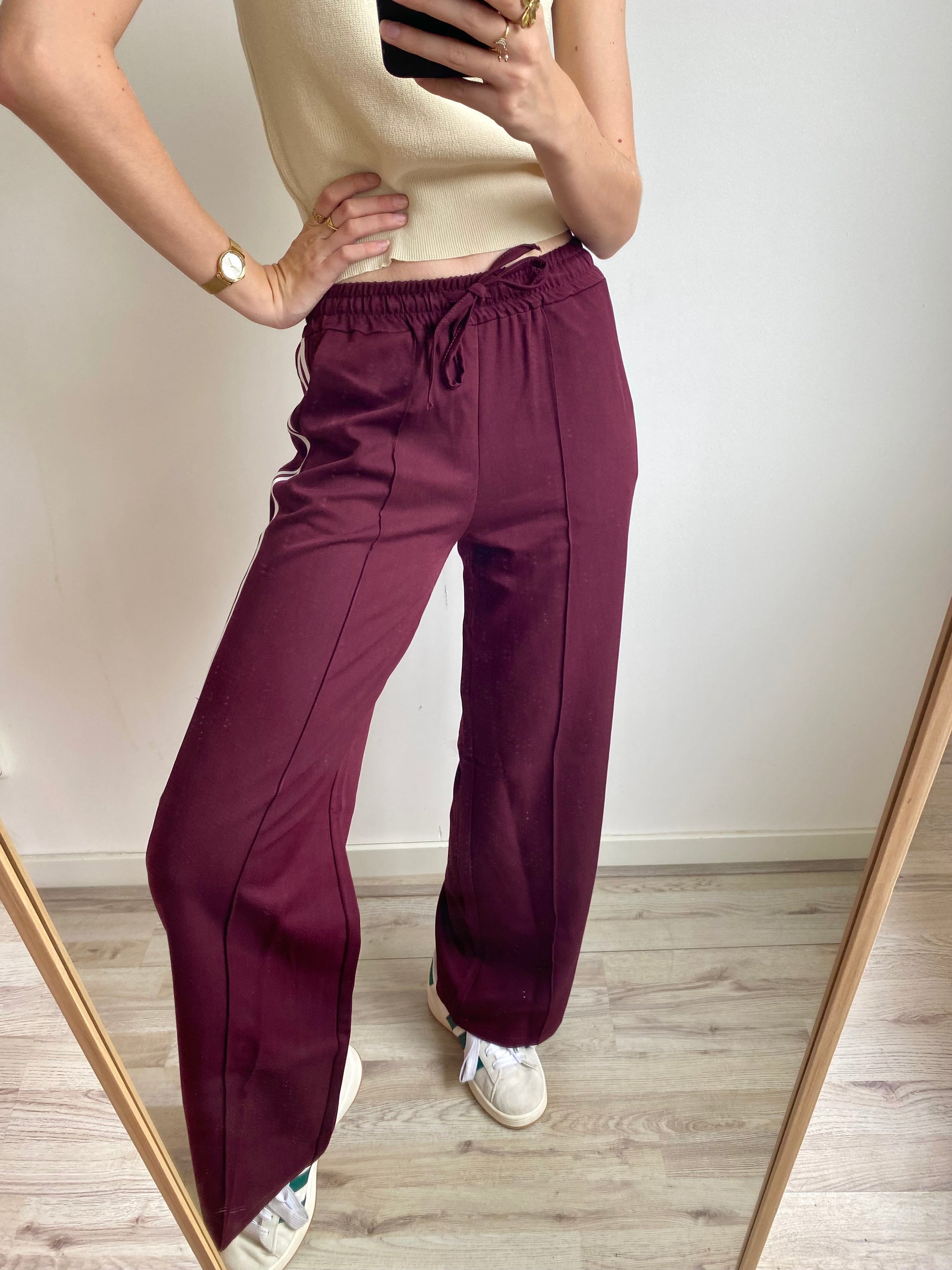 Broek met witte strepen in bordeaux kleur