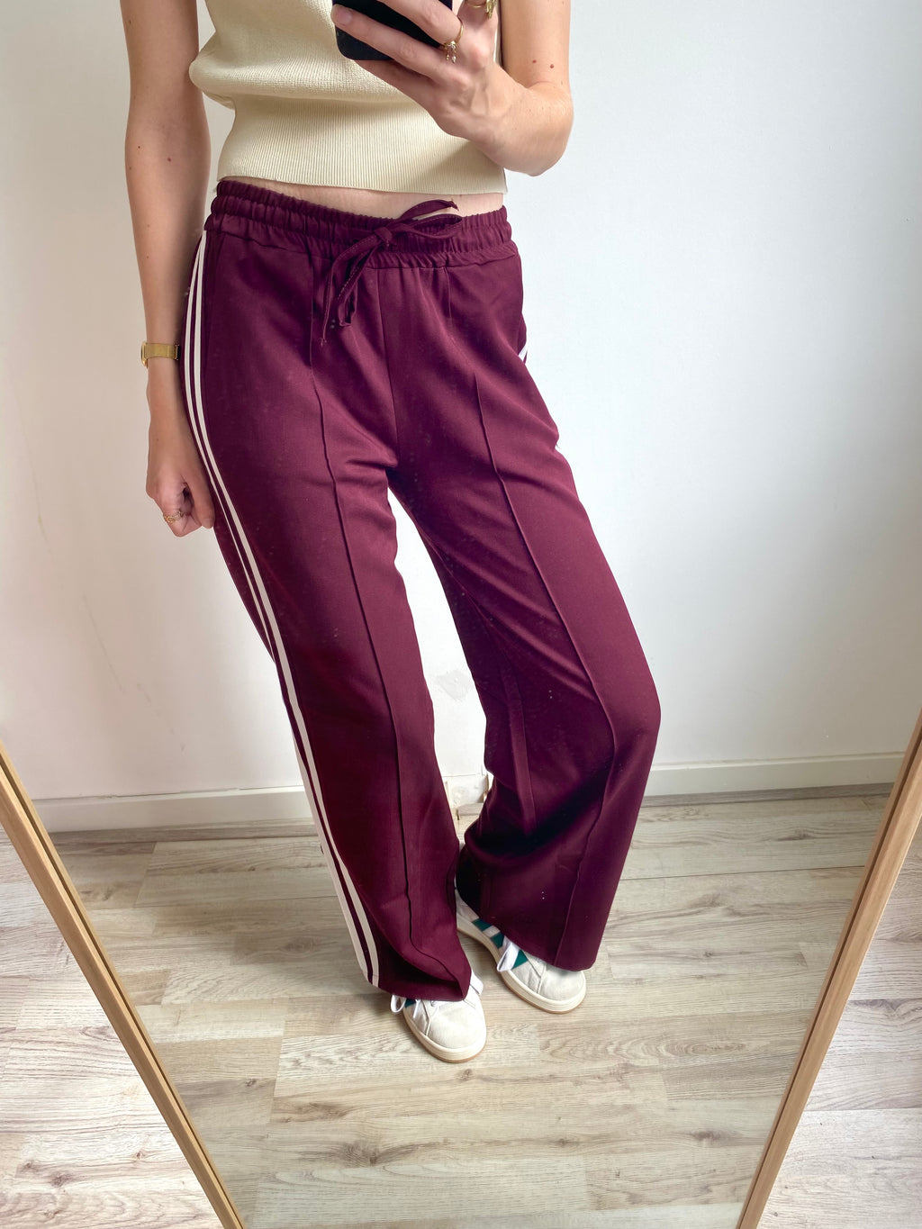 Broek met witte strepen in bordeaux kleur