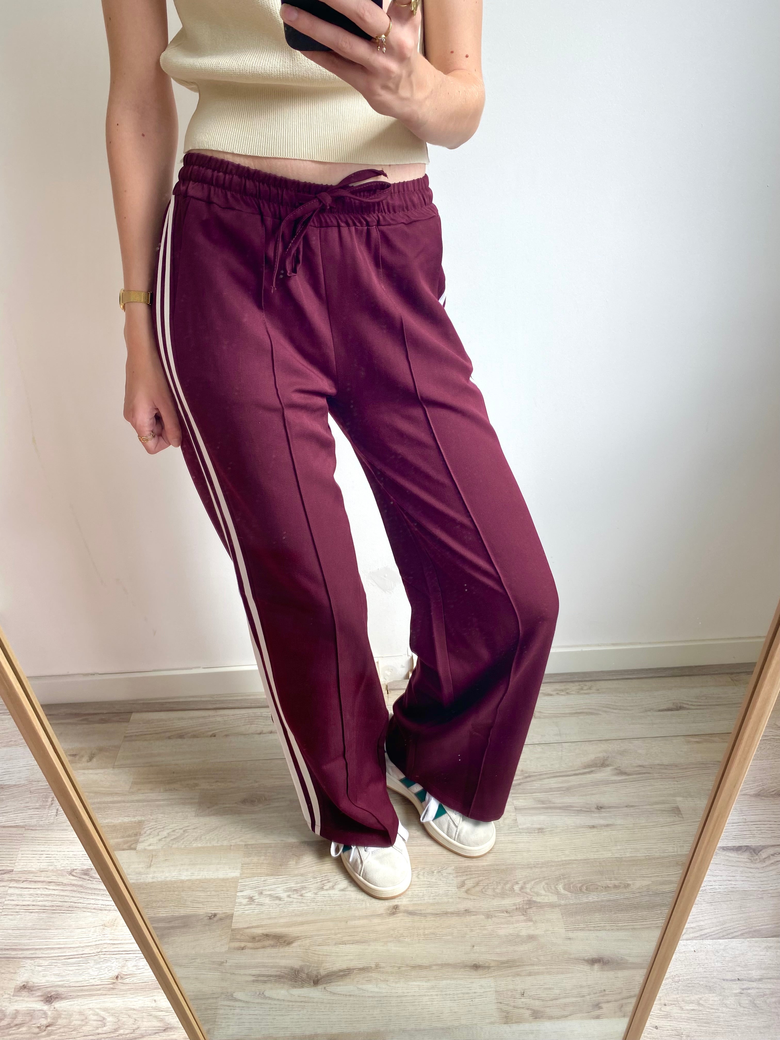 Broek met witte strepen in bordeaux kleur