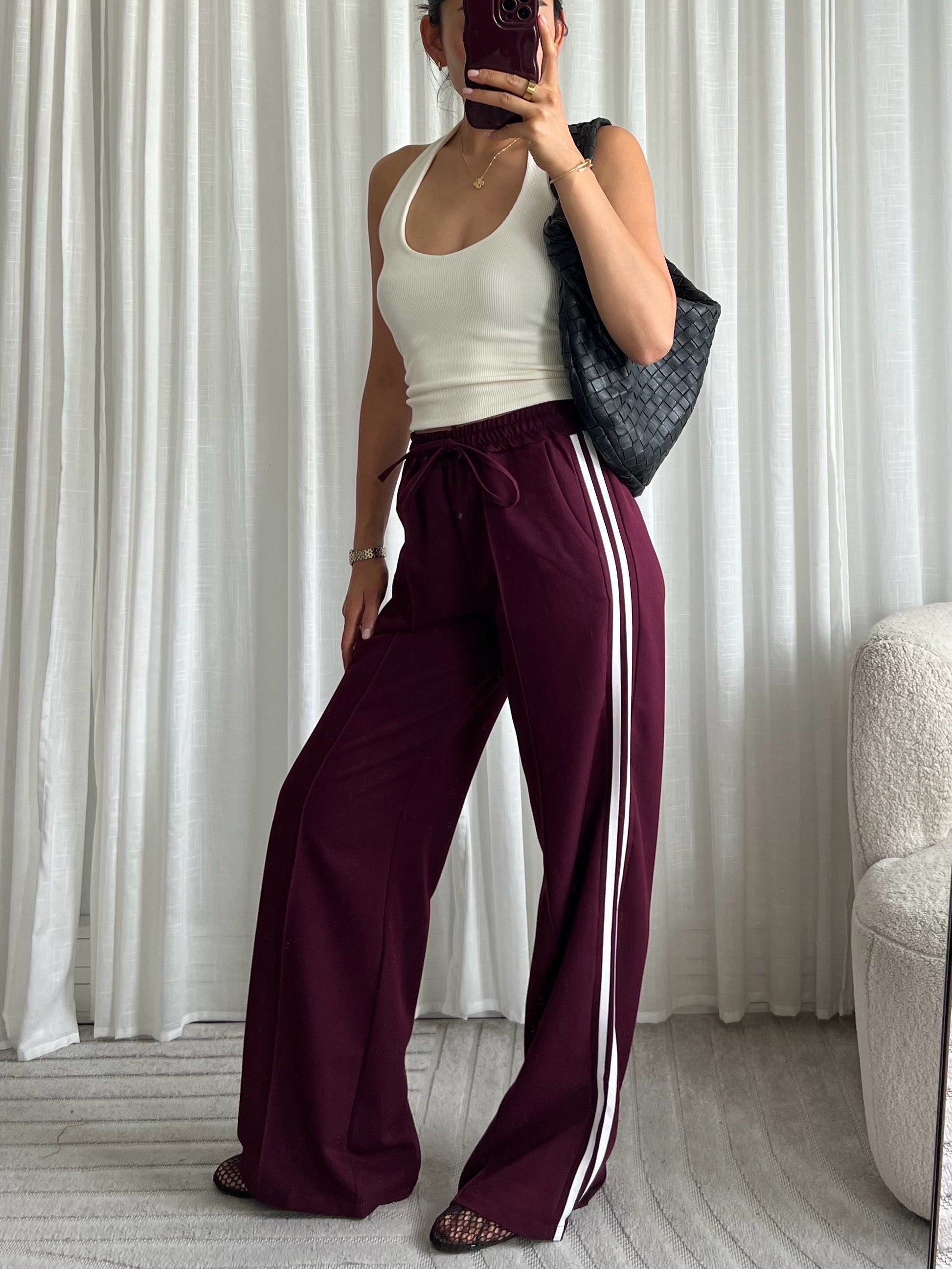 Broek met witte strepen in bordeaux kleur