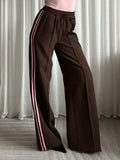 Broek in het bruin met roze streep aan de zijkant