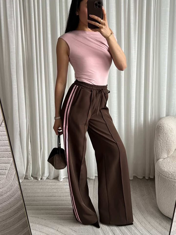 Broek in het bruin met roze streep aan de zijkant