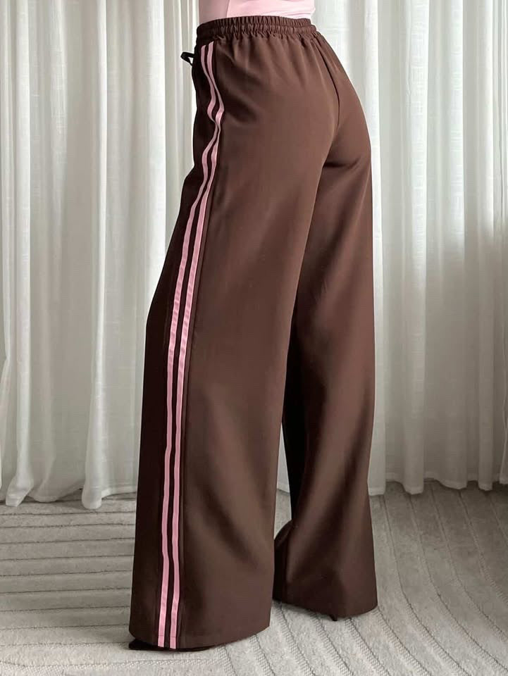 Broek in het bruin met roze streep aan de zijkant