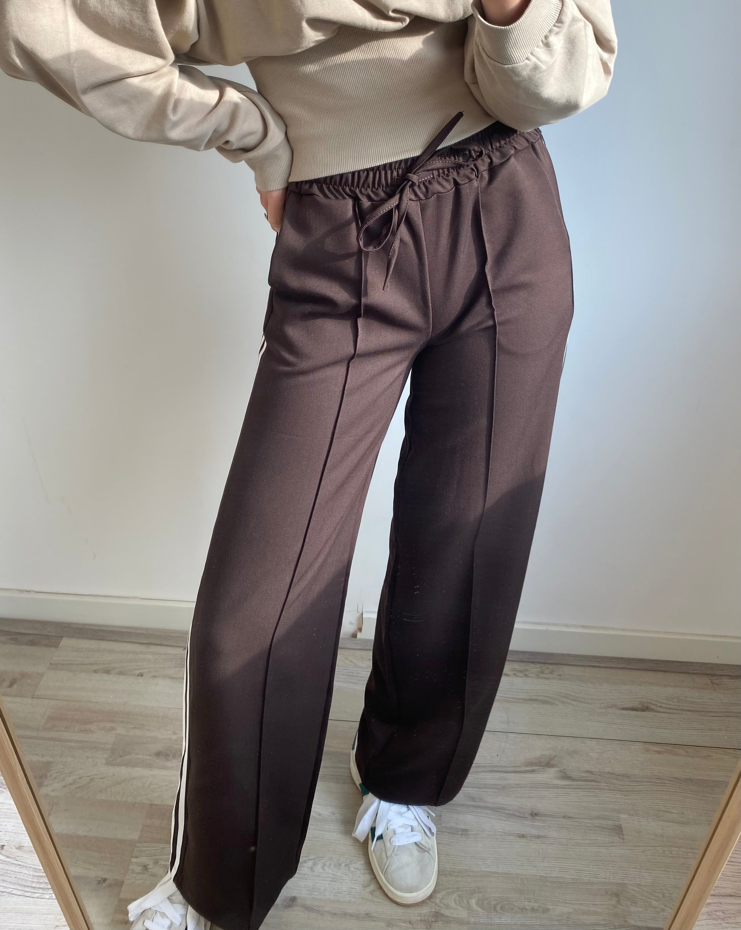 Bruine broek pantalon met strepen aan de zijkant