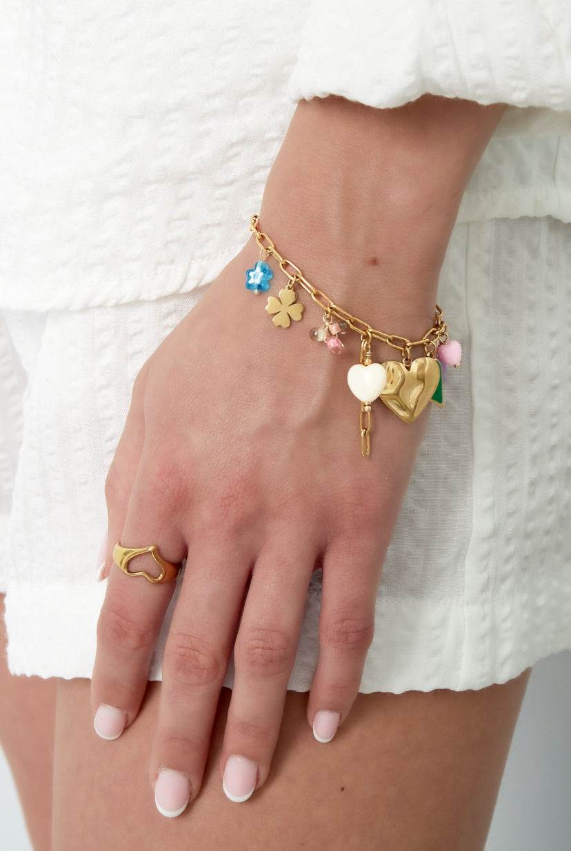 Statement bedelarmband met harten en bloemen gekleurd in goud
