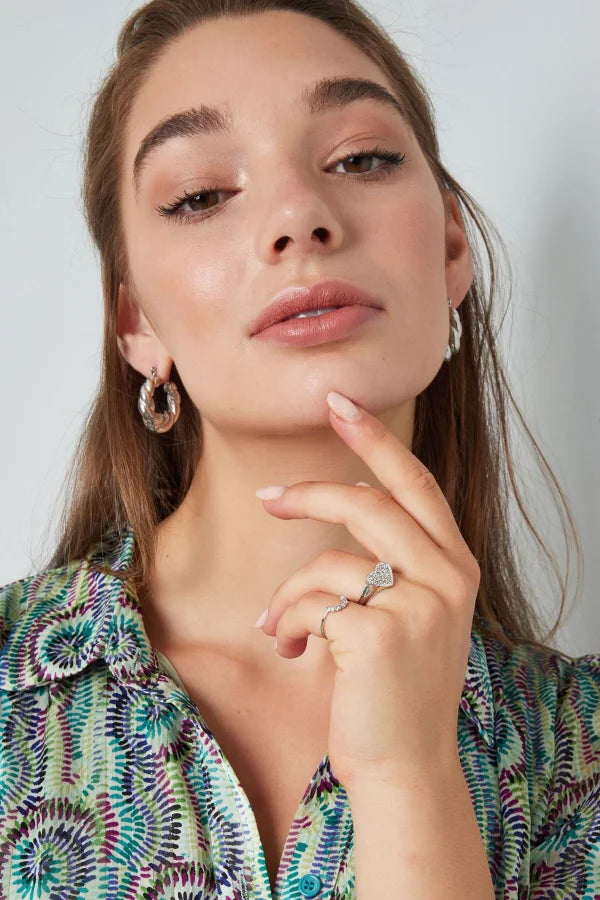 Statement hartjes ring met glitters in het zilver