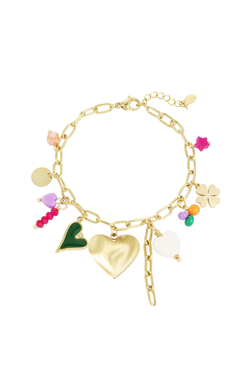 Bedelarmband statement en kleurrijke in het goud met bedels van hartjes, bloemen en kraaltjes
