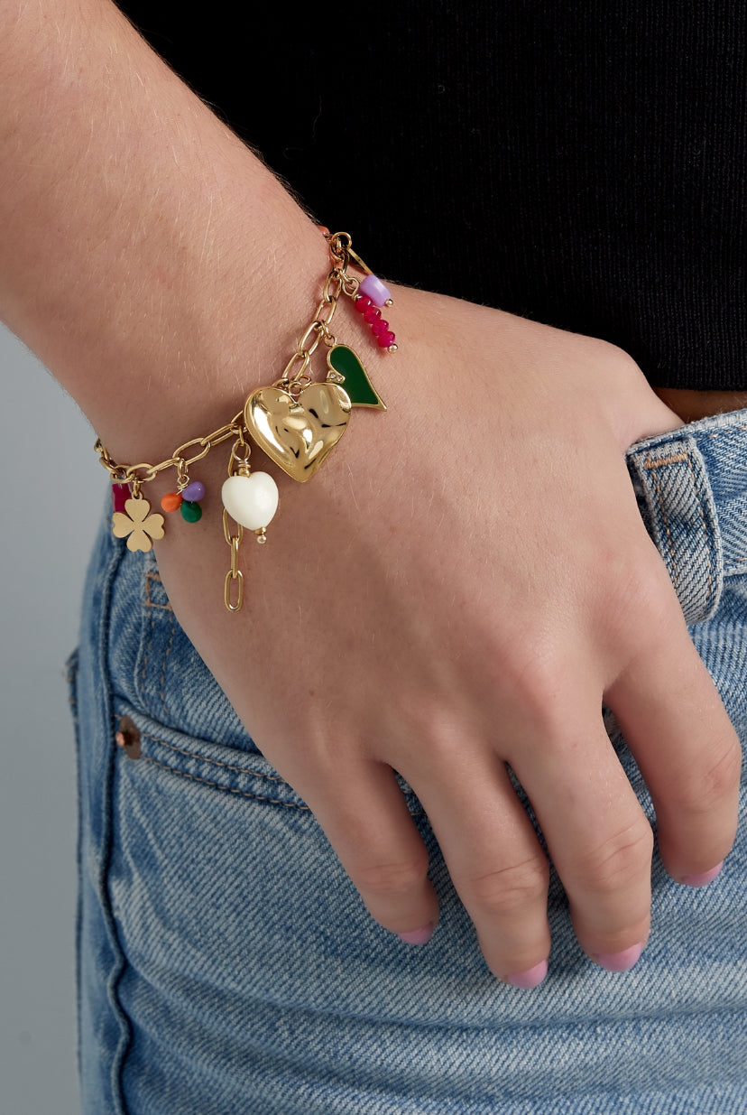 Bedelarmband statement kleurrijk met bedels van hartjes, bloemen en hangers in het goud
