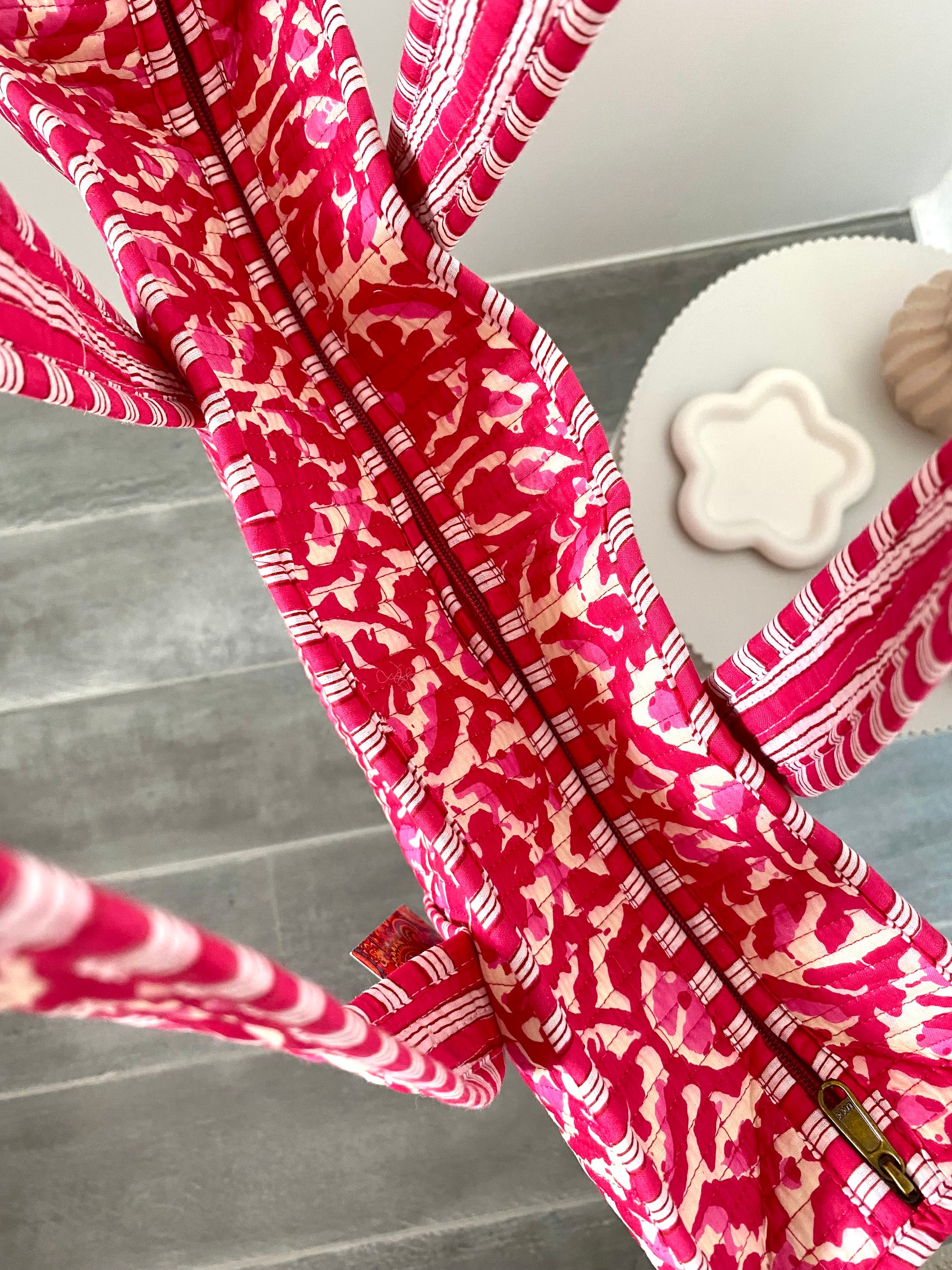 Shopper met roze print met hengsel en ritssluiting