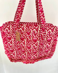 Shopper met ruches en vrolijke roze print van bloemen met ritssluiting en hengsel