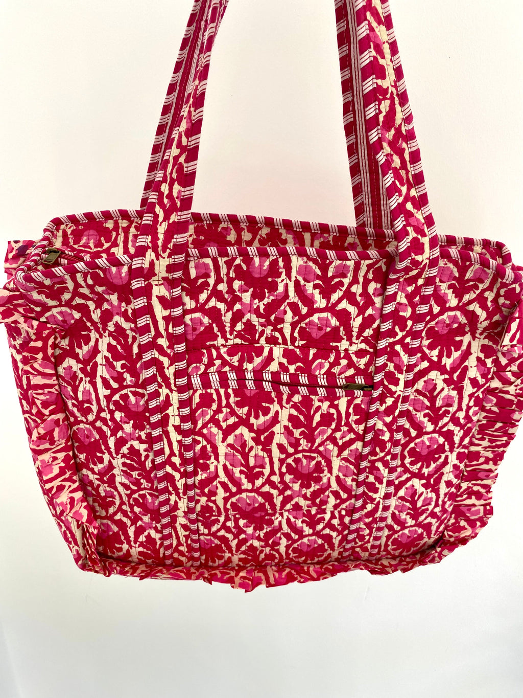 Shopper met ruches en vrolijke roze print van bloemen met ritssluiting en hengsel