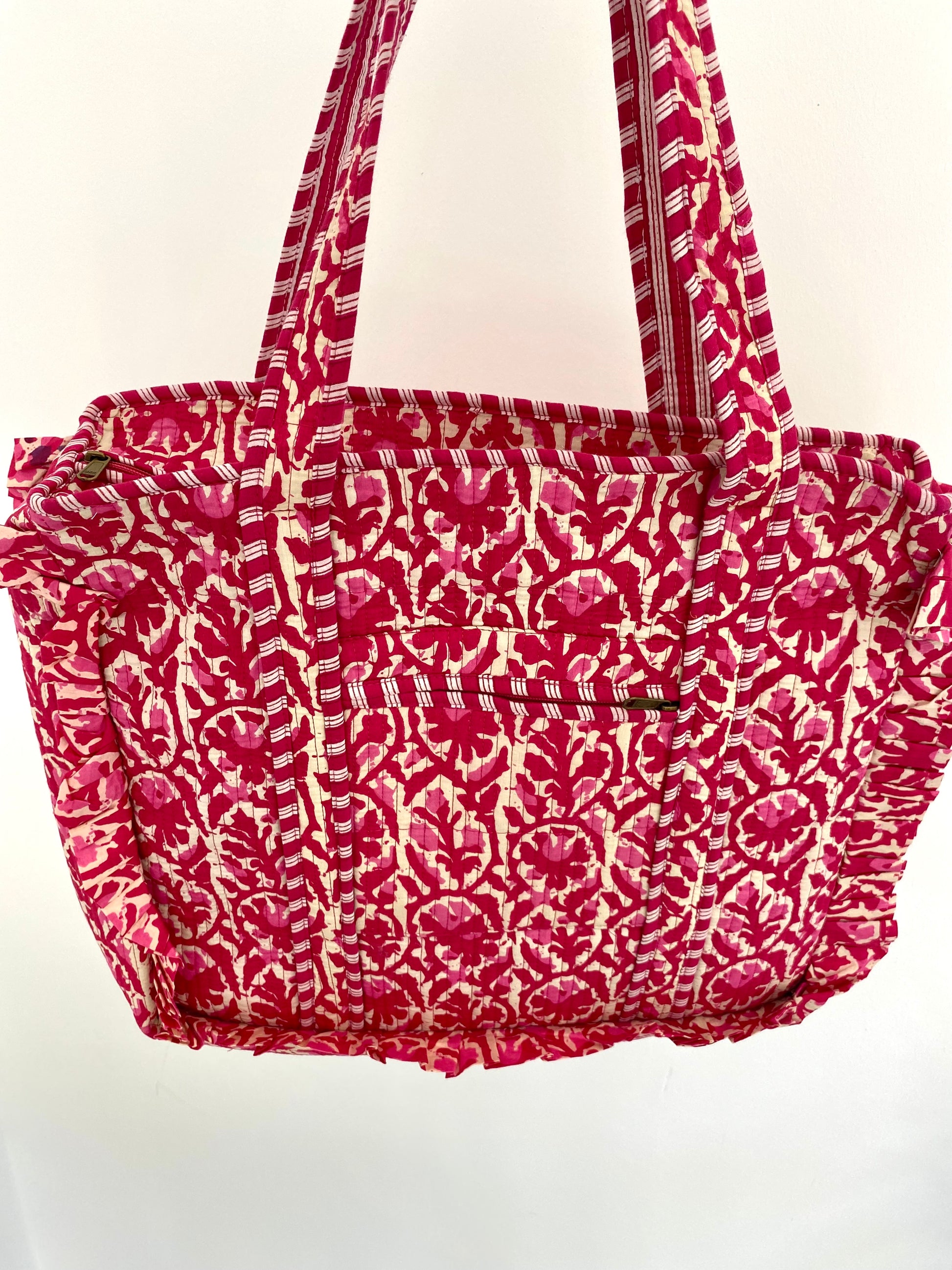 Shopper met ruches en vrolijke roze print van bloemen met ritssluiting en hengsel