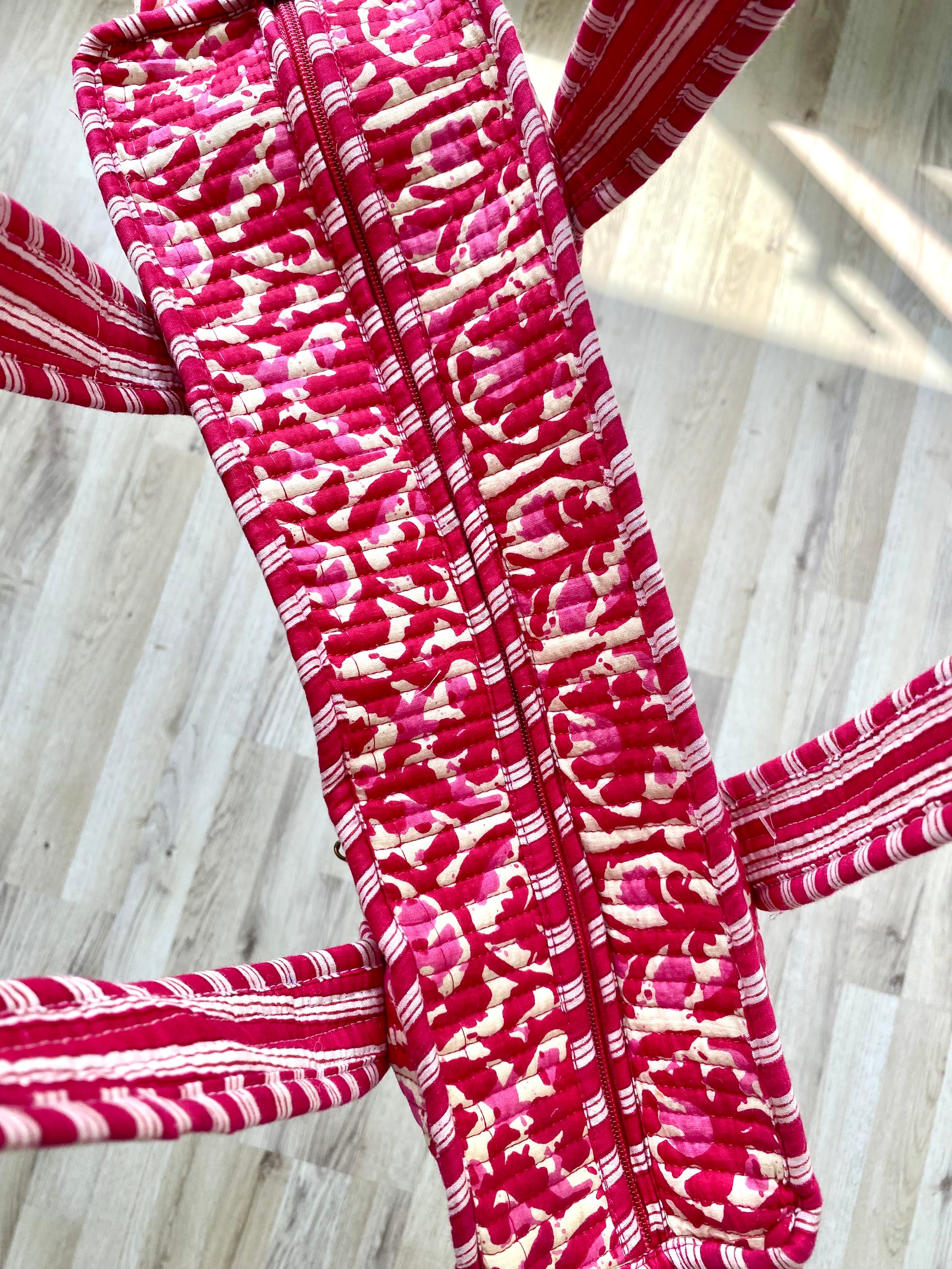 Shopper met ruches en vrolijke roze print van bloemen met ritssluiting en hengsel