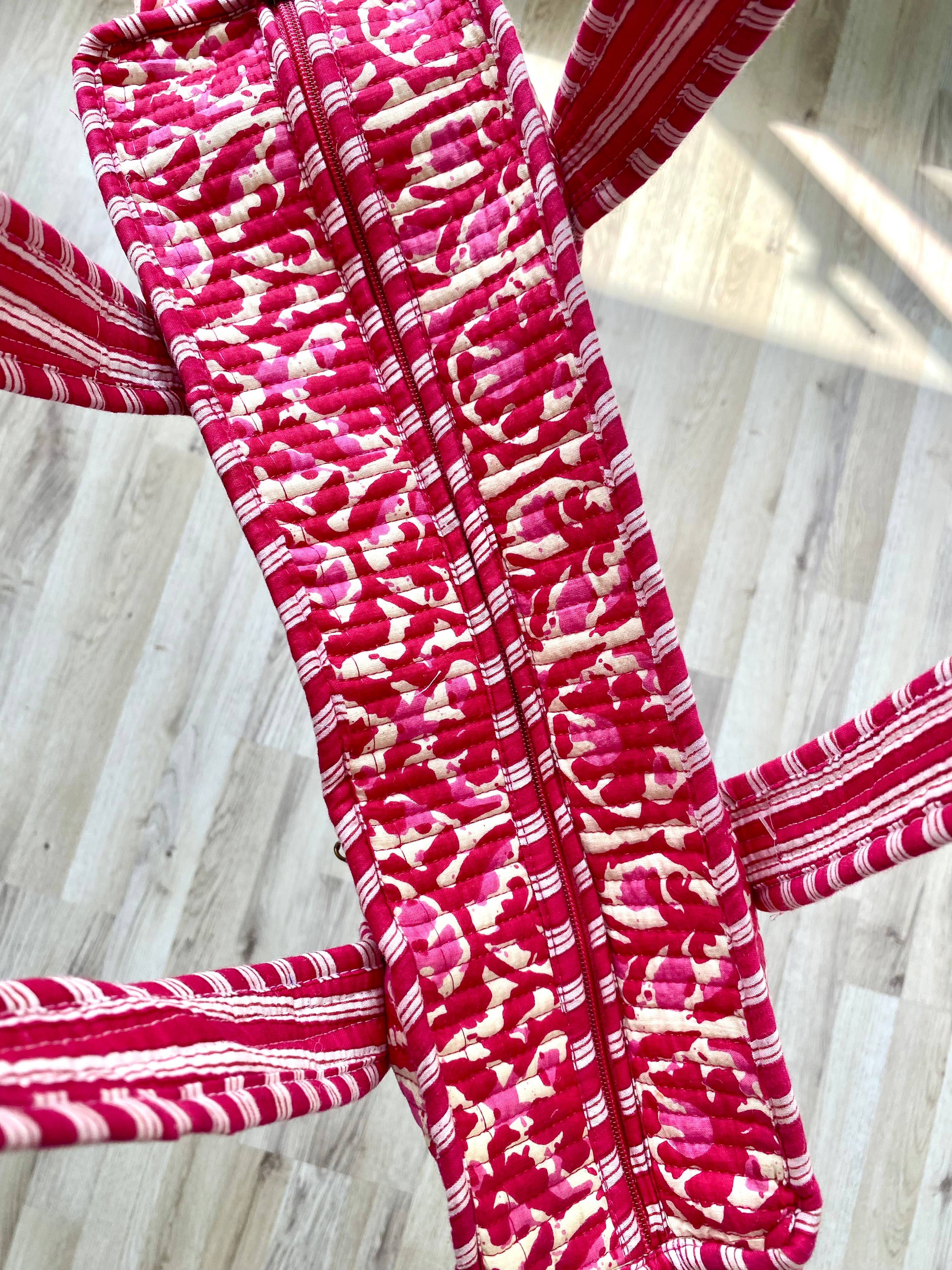 Shopper met ruches en vrolijke roze print van bloemen met ritssluiting en hengsel