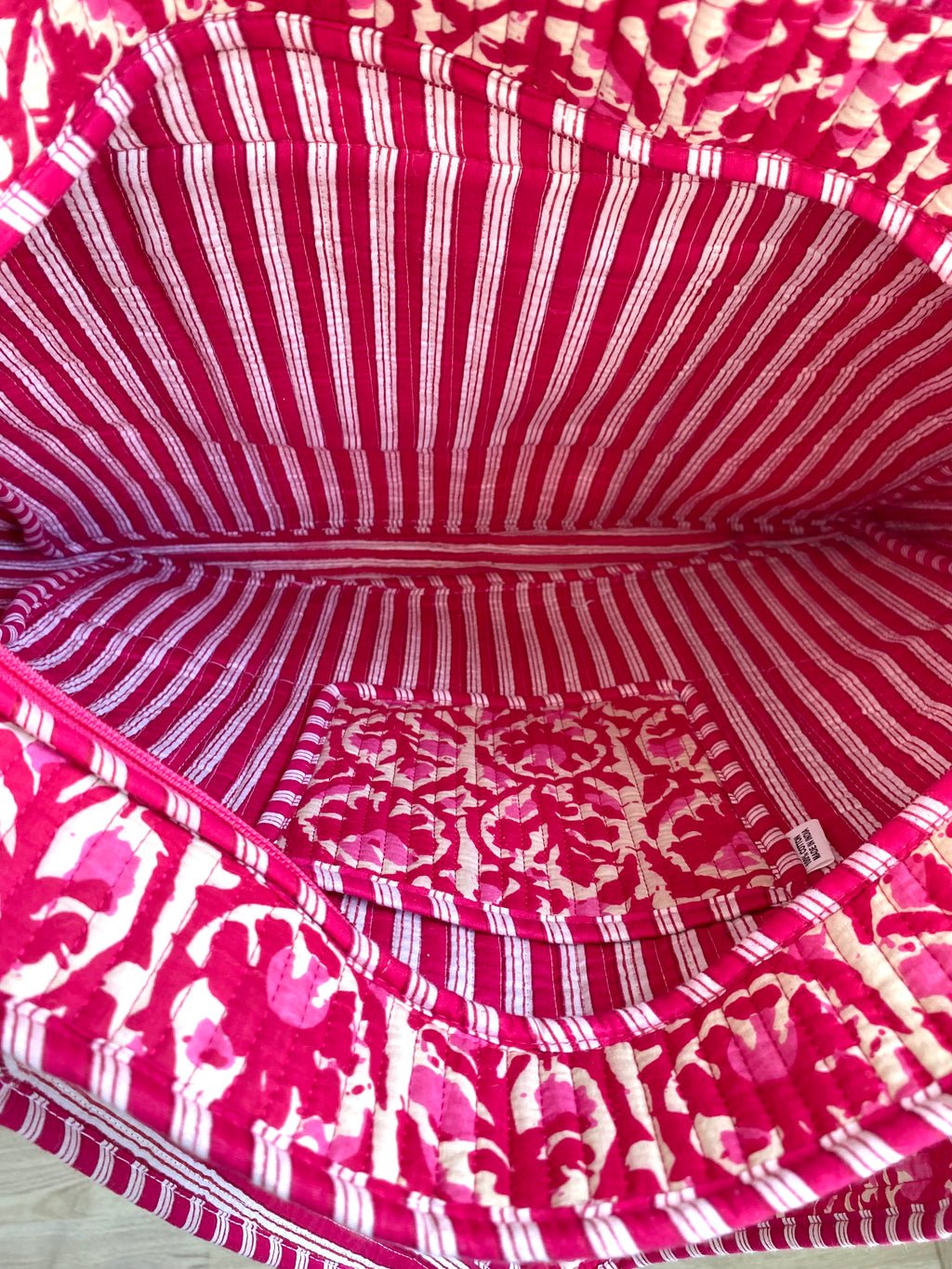 Shopper met ruches en vrolijke roze print van bloemen met ritssluiting en hengsel