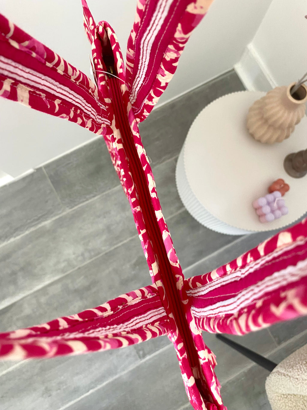 Ibiza tas met lange hengsels en roze bloemen print