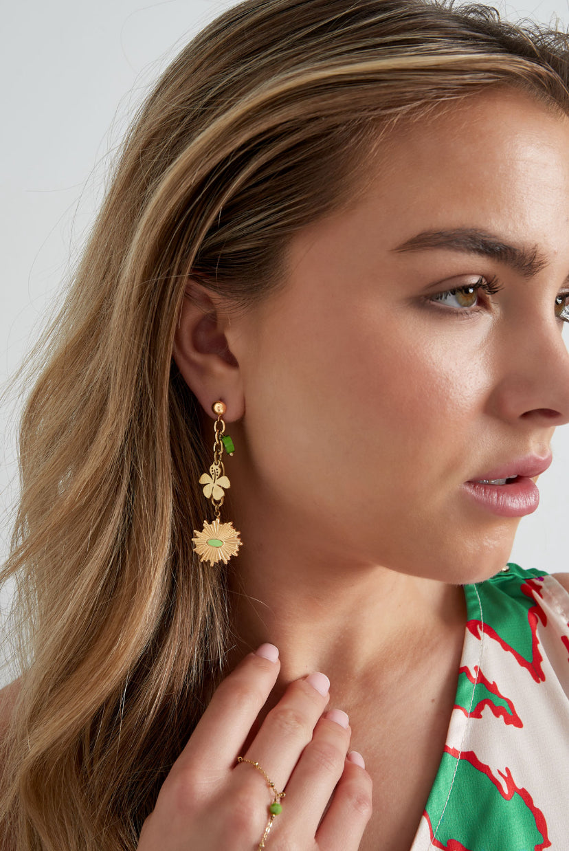 Opvallende bloemen oorbellen goud met groene details