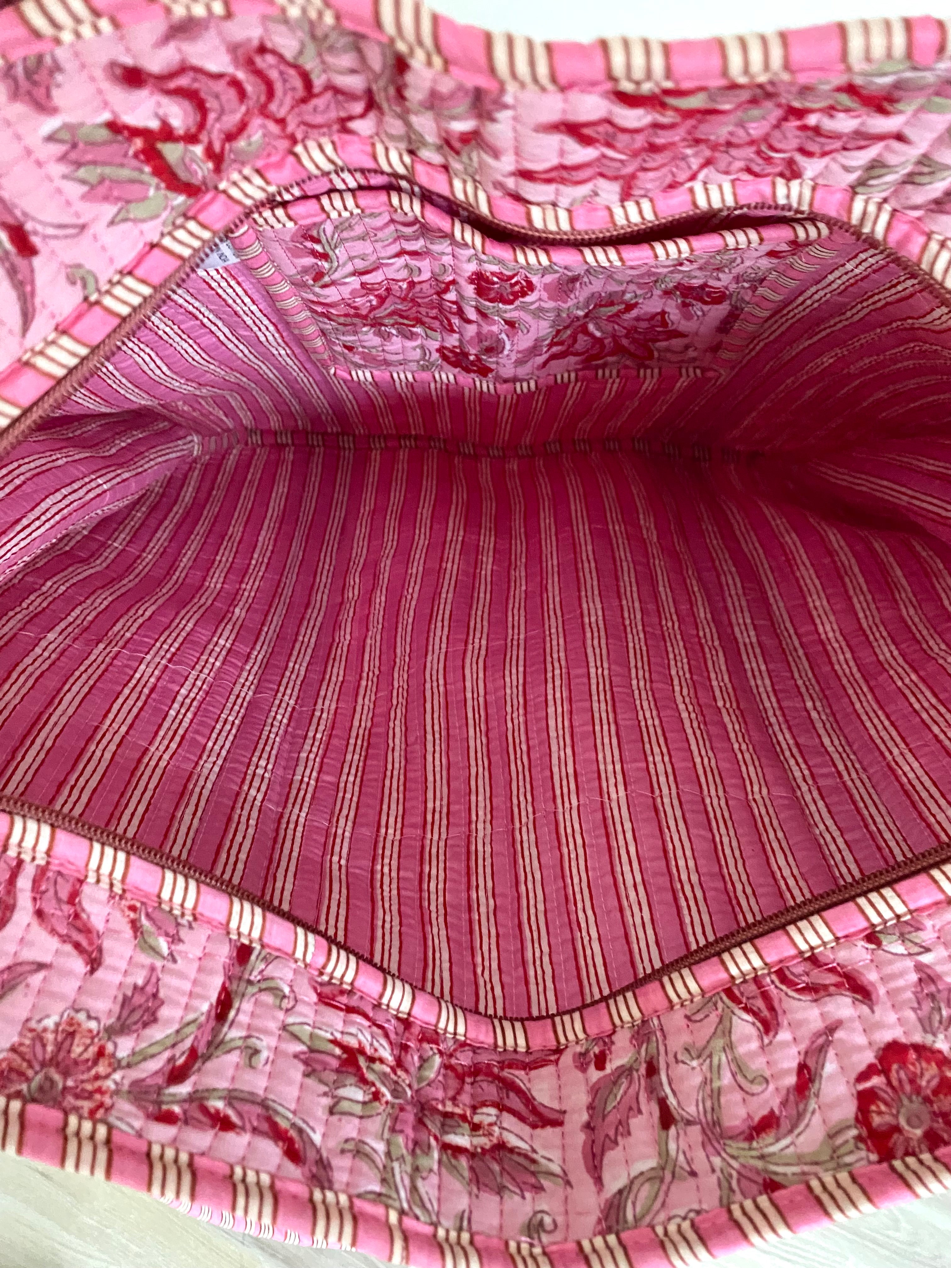 Shopper met lang hengsel, ritssluiting en roze bloemenprint