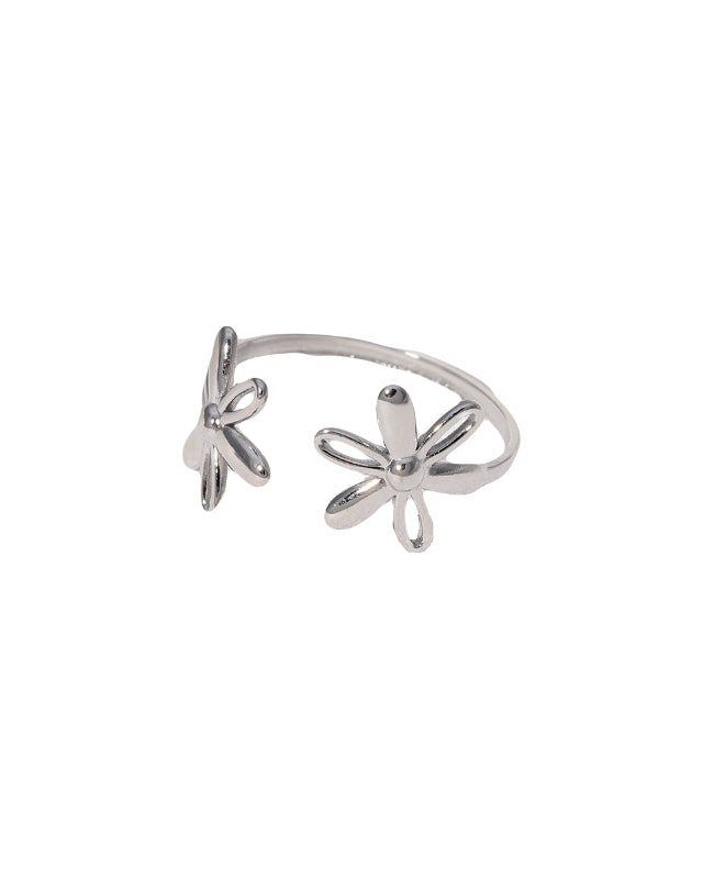 Ring met twee bloemen in het zilver