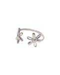 Ring met twee bloemen in het zilver