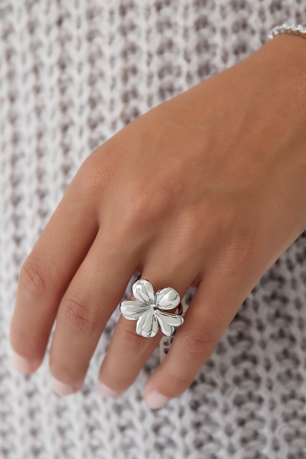 Verstelbare statement ring met bloem en hart in zilver