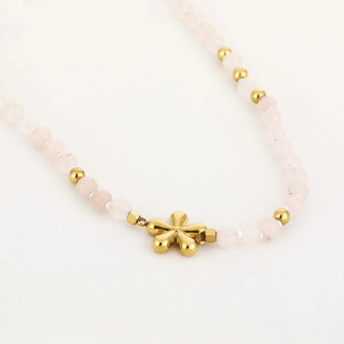 Kralenketting met beige kralen en gouden bloem
