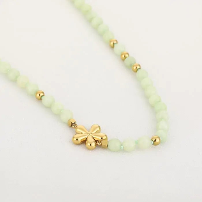 Kralenketting met groene kralen en gouden bloem