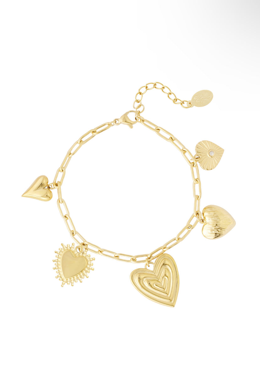 Trendy goudkleurige bedelarmband met verschillende harten waterproof