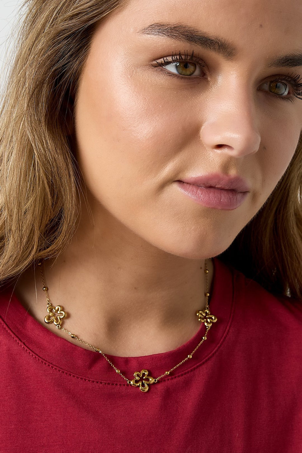Ketting met bloemen in het goud