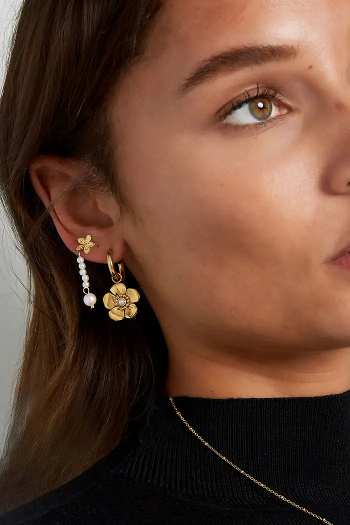 Studs oorbellen bloemen en parels goud