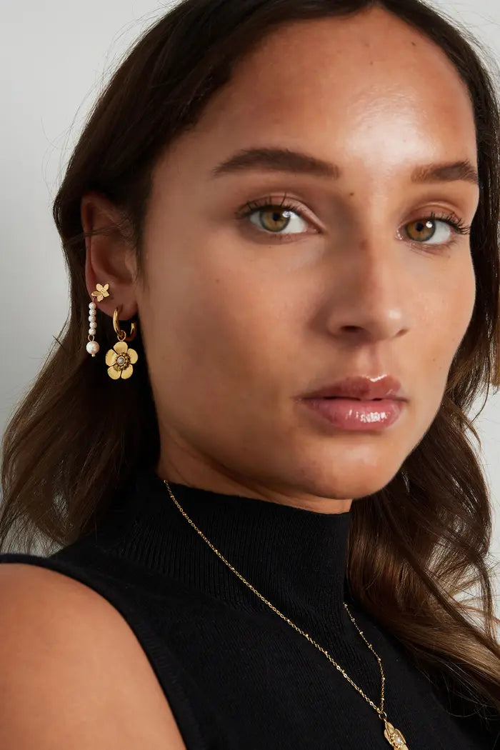 Parel oorhangers met bloemen stud goud