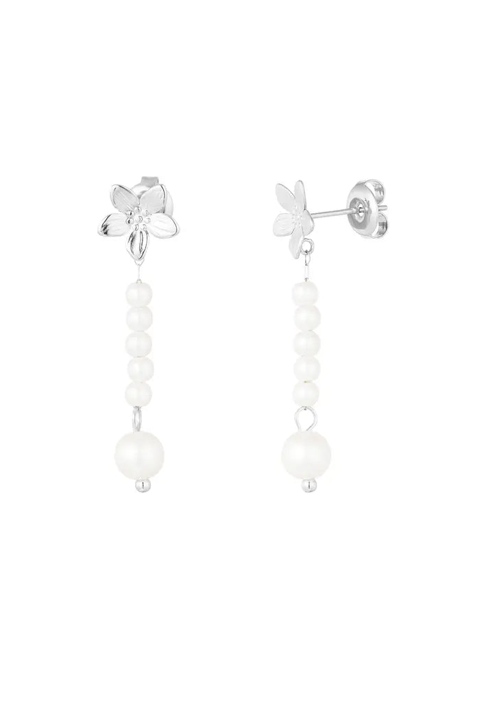 Parel oorstuds bloemen hangers zilverkleurig