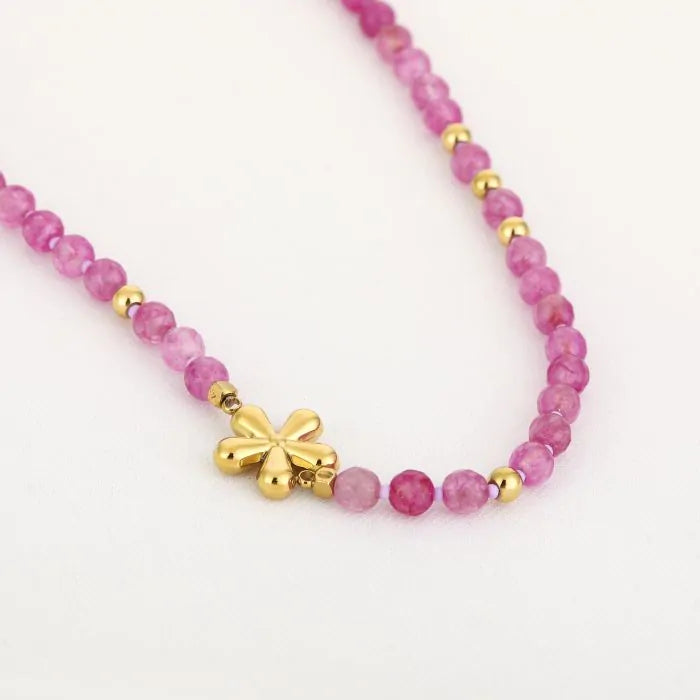Kralenketting met roze kralen en gouden bloem
