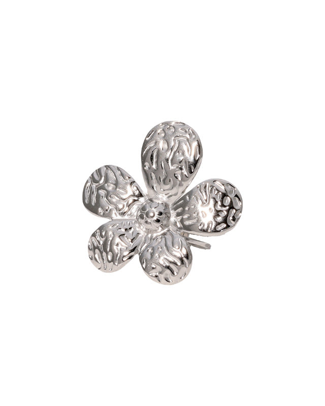 Opvallende statement ring in het zilver van een bloem