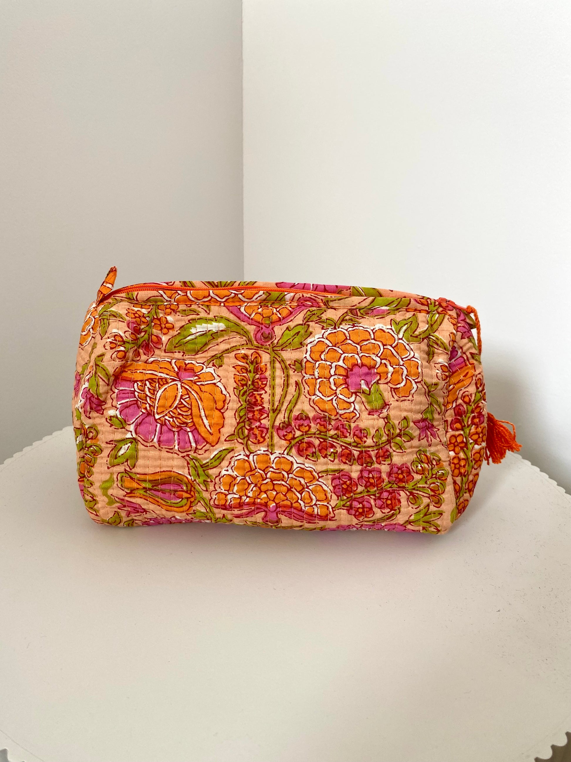 Toilettas met bloemenprint in oranje kleur